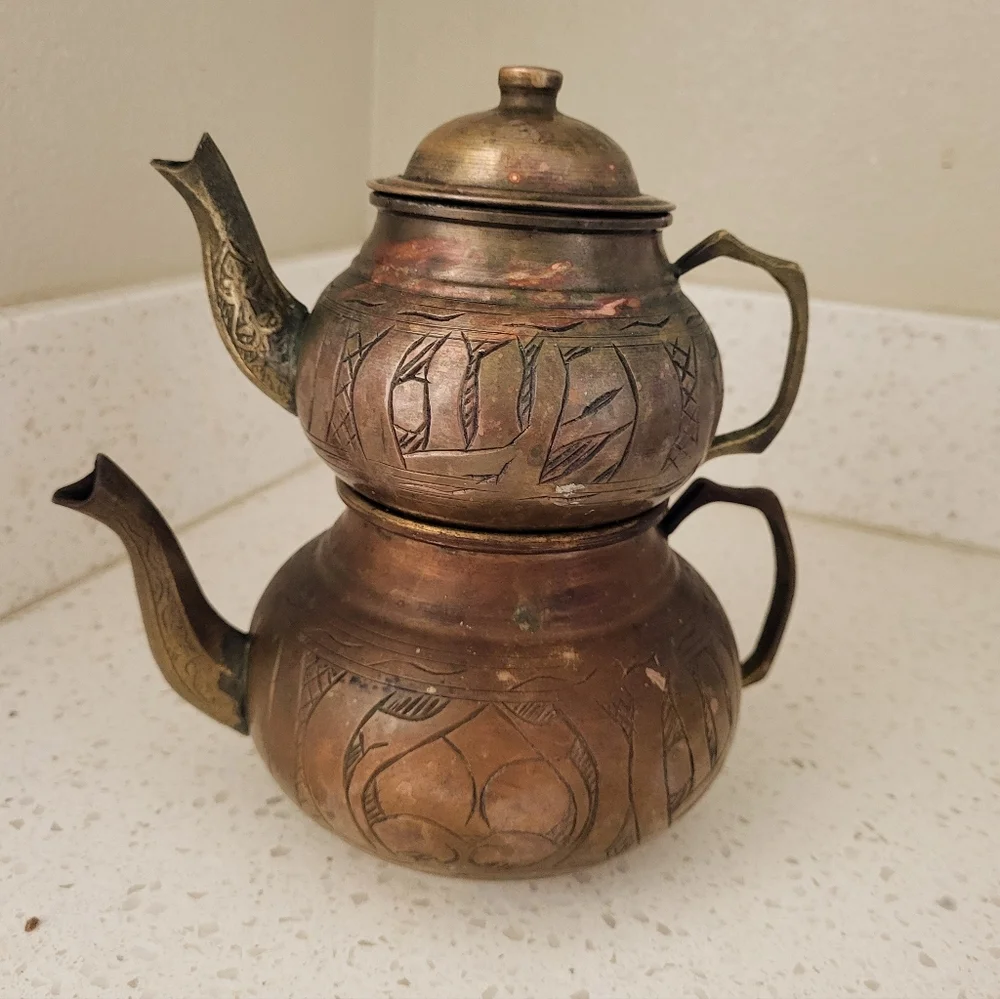 Vintage Hand-Engraved Copper Teapots – Set of 2 – Signed “SAR AHMET / GAZIANTEP” - Picture 4 of 9